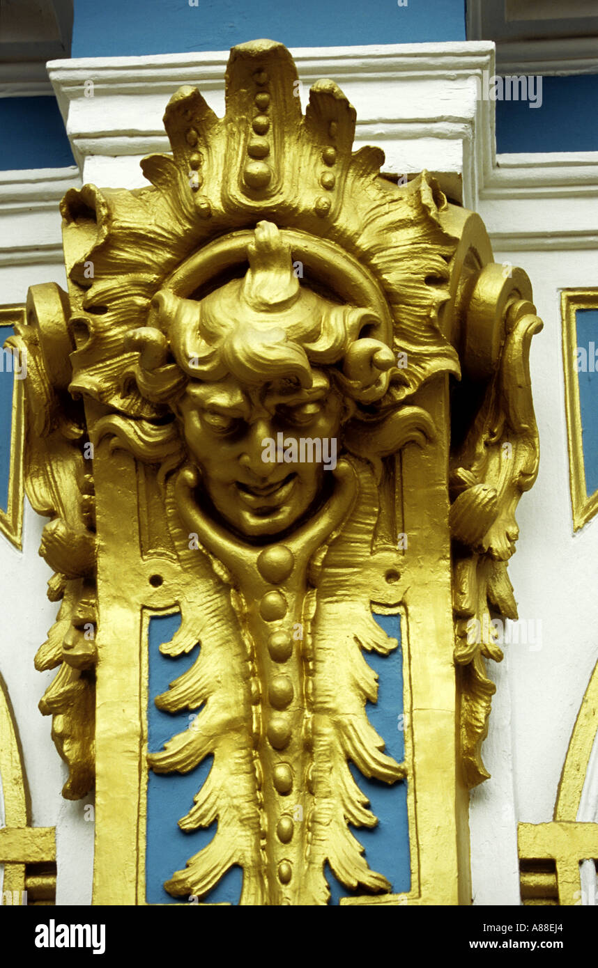 Close up detail d'or visage sur façade de St Catherines Palace, palais Pouchkine, Tsarskoe Selo, Saint-Pétersbourg, Russie Banque D'Images