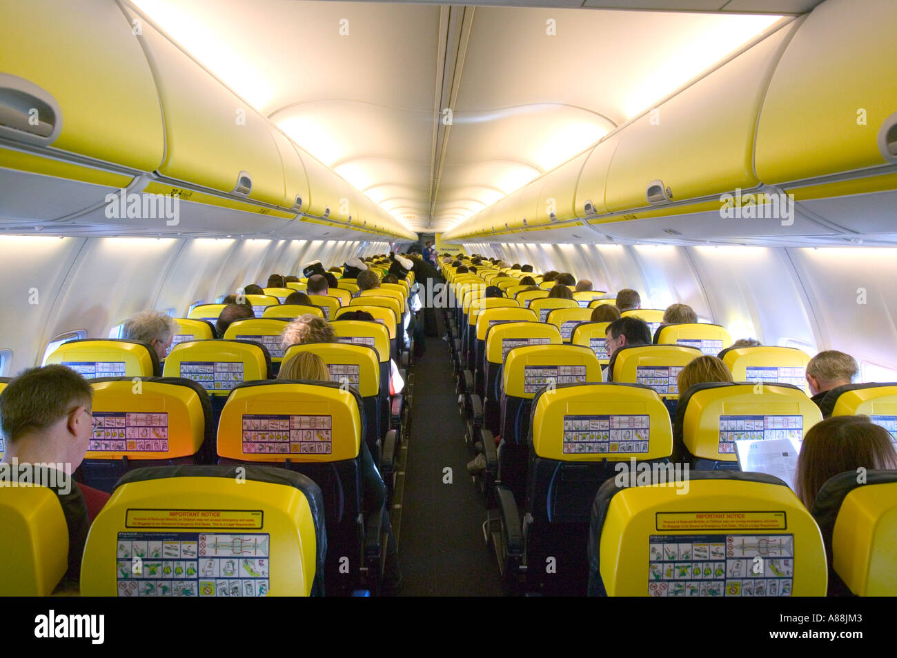 L'intérieur d'un Boeing 737-500 pouvant accueillir Ryanair, avions de transport de passagers, avec les passagers prêt au décollage Banque D'Images