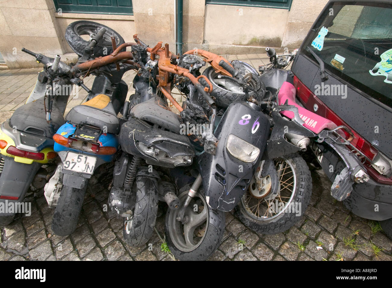 Vieux Scooters et motocyclettes abandonné dans les rues de Porto, Portugal  Photo Stock - Alamy