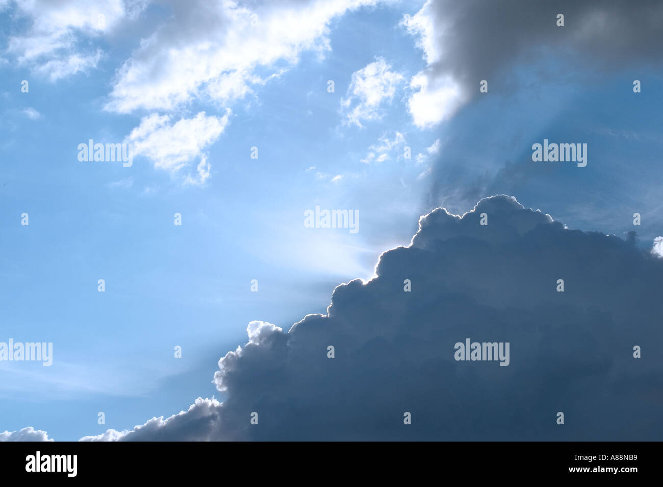 Faisceaux lumineux émergeant derrière la couverture nuageuse , Finlande  Photo Stock - Alamy