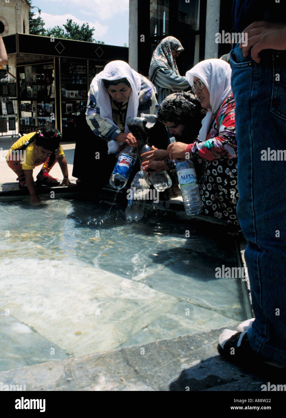 Pèlerins boire d'une fontaine au musée de Mevlana à Konya Banque D'Images