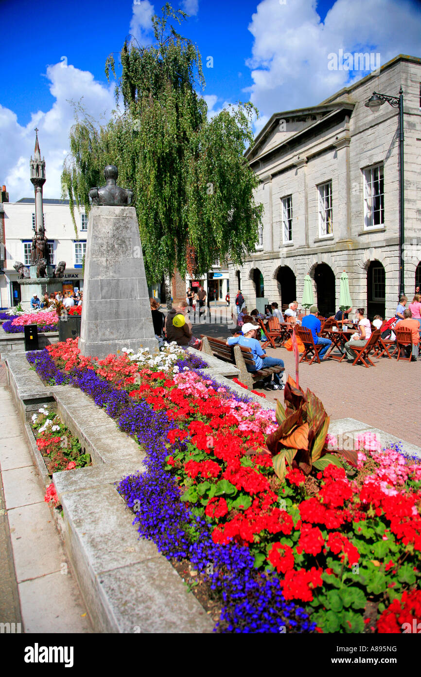 Jardins autour du Comte Mountbatten Statue Newport Isle of Wight Hampshire Angleterre Grande-bretagne UK Banque D'Images