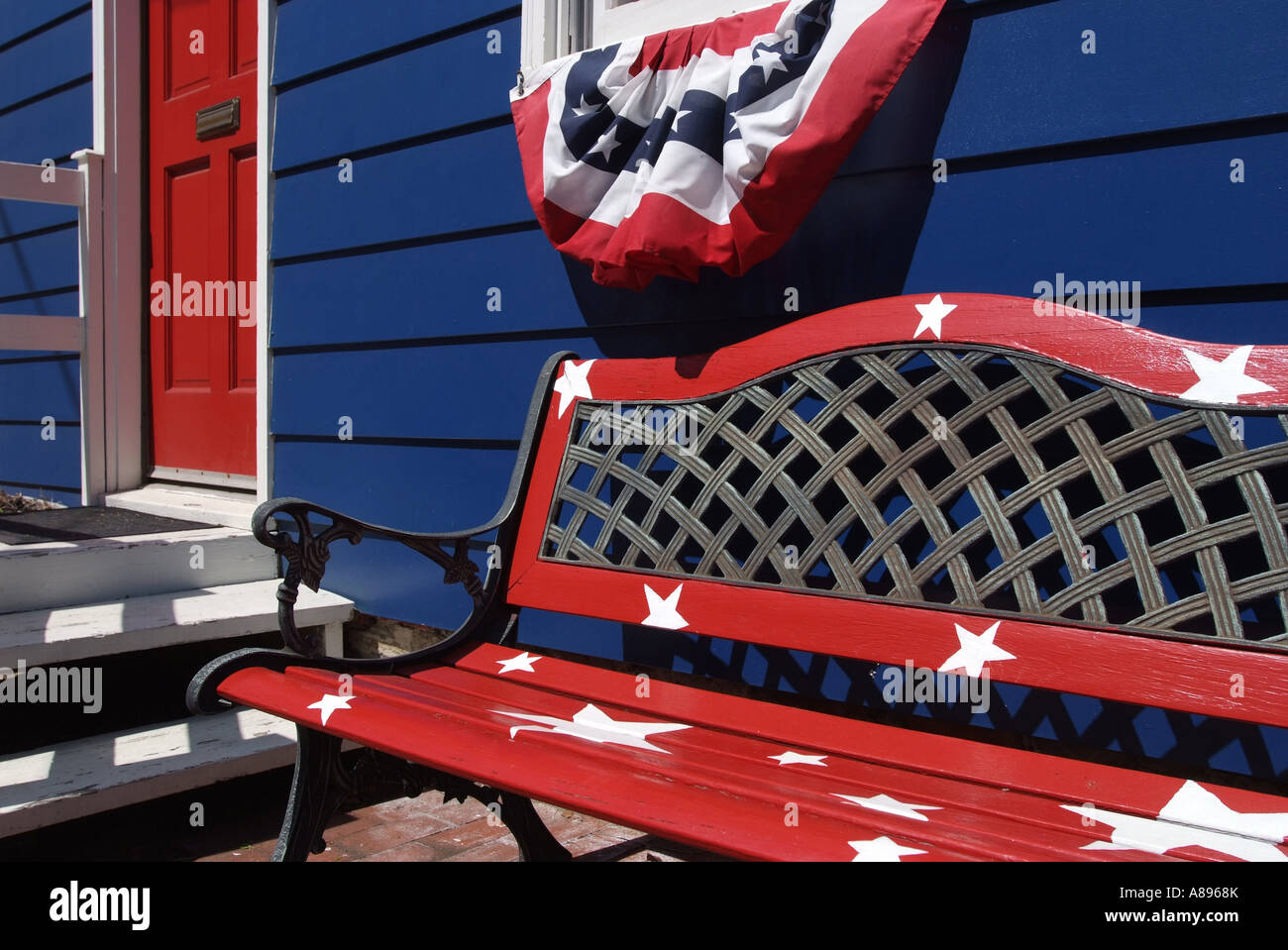 Une maison sur Pinkney Street affiche-nous le patriotisme avec rouge blanc et bleu couleurs Annapolis Maryland Banque D'Images
