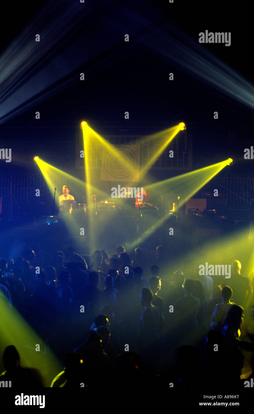 Discothèques et concerts de rock avec beaucoup de gens dans la foule s'amuser avec les lumières lumineuses Banque D'Images