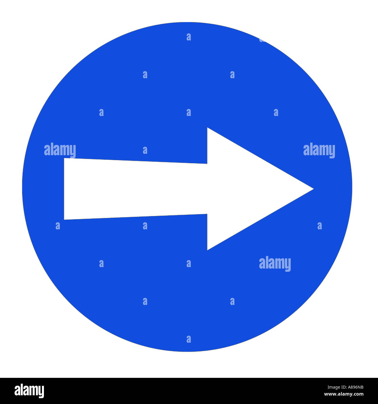 Tournez à droite signe de route sur fond blanc Banque D'Images