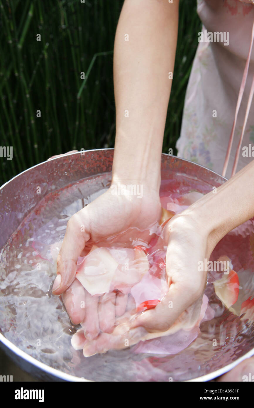 Creux des mains à l'intérieur d'un bol en métal Banque D'Images