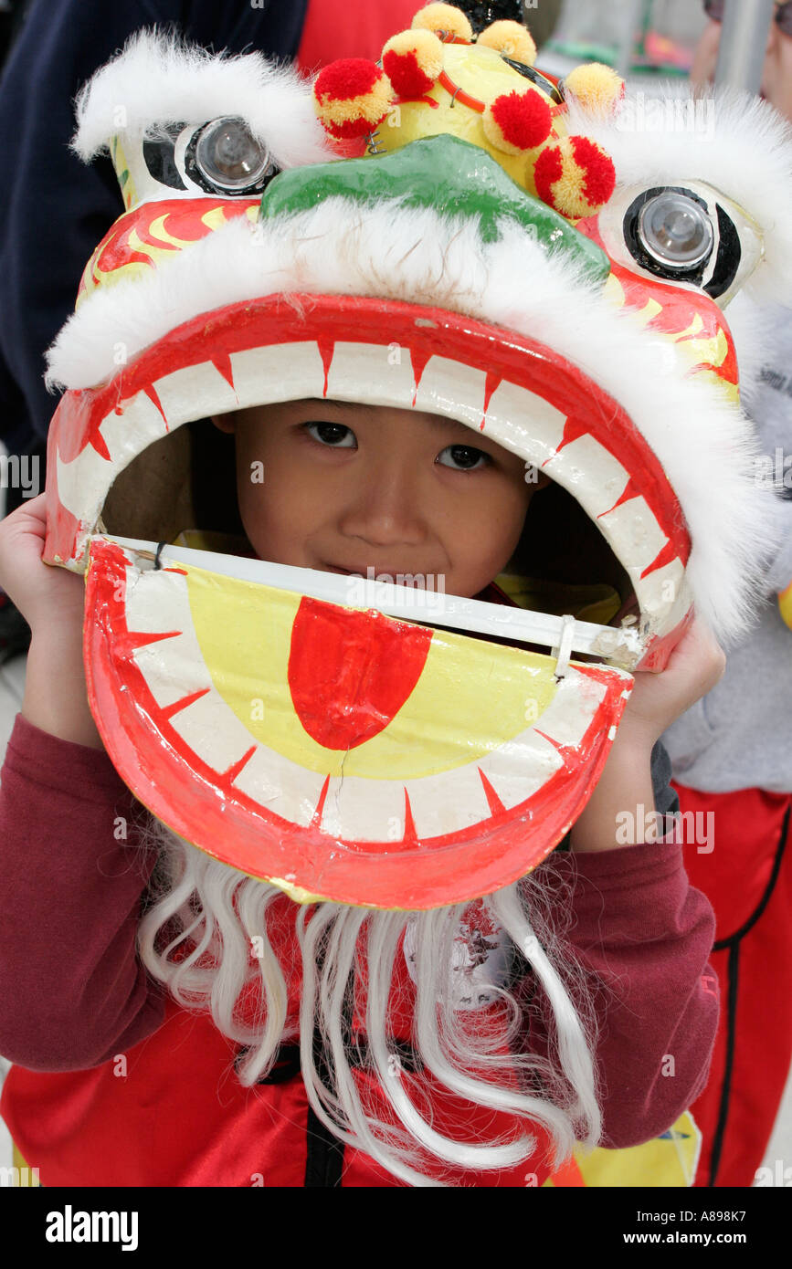 Florida Kendall,Miami Dade College,école,campus,Festival du nouvel an chinois,foire des festivals,asiatique garçon,garçons,enfant,costume de dragon,FL060214337 Banque D'Images