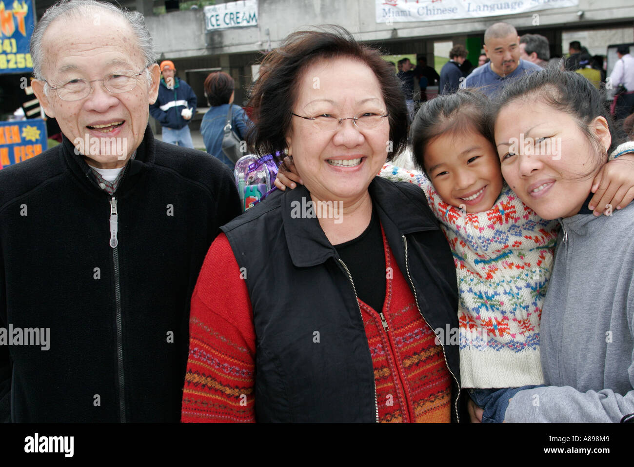 Floride,Kendall,Miami Dade College,école,campus,Festival du nouvel an chinois,foire aux festivals,familles asiatiques parents parents enfants,mère f Banque D'Images