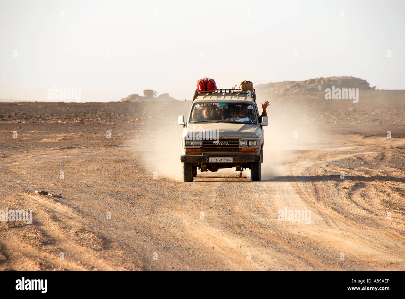 Disques durs sur Landcruiser route poussiéreuse à travers le désert Acacus Libye Banque D'Images
