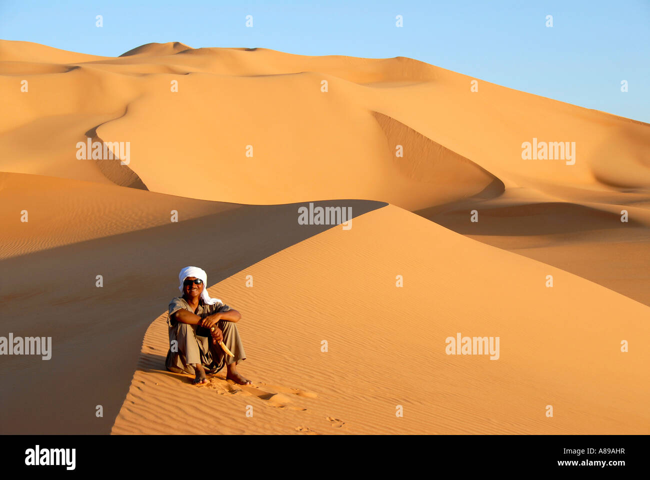 Assis sur un touareg dans le désert sanddune Libye Mandara Banque D'Images