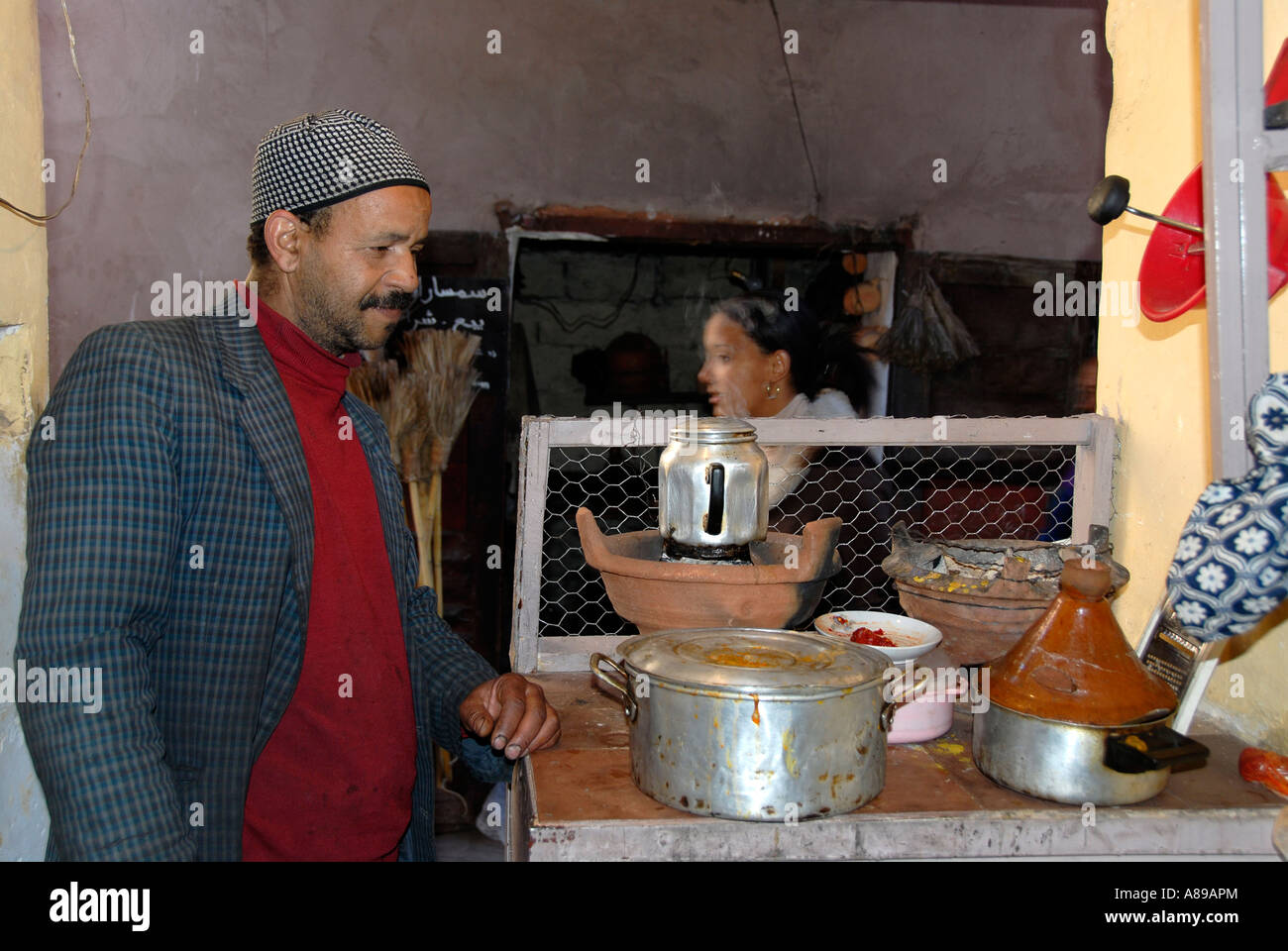 Cook et vendeur de soupe et tagine dans sa petite cuisine mellah médina Marrakech Maroc Banque D'Images