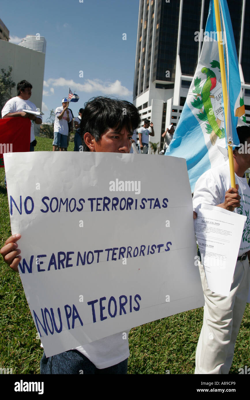 Miami Florida,Bayfront Park,immigré,s droits protestation,hispanique homme hommes,signe,nous ne sommes pas terroristes,FL060228197 Banque D'Images