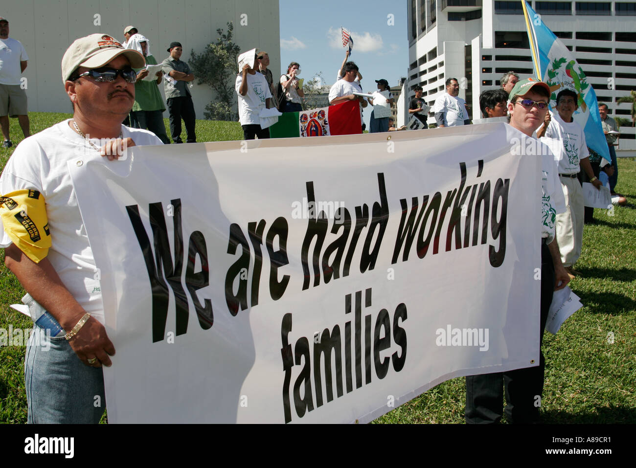 Miami Florida,Bayfront Park,immigré,s droits protestataires,hommes hispaniques,signe,nous sommes des familles de travail dur,FL060228199 Banque D'Images