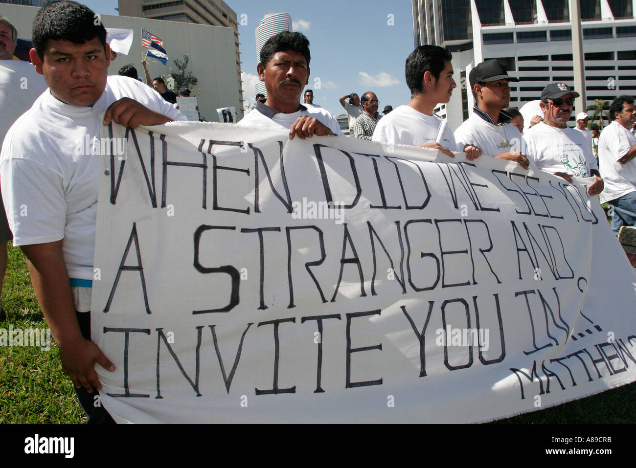 Miami Florida,Bayfront Park,immigré,s droits protestataires,les hommes hispaniques tiennent bannière,FL060228202 Banque D'Images