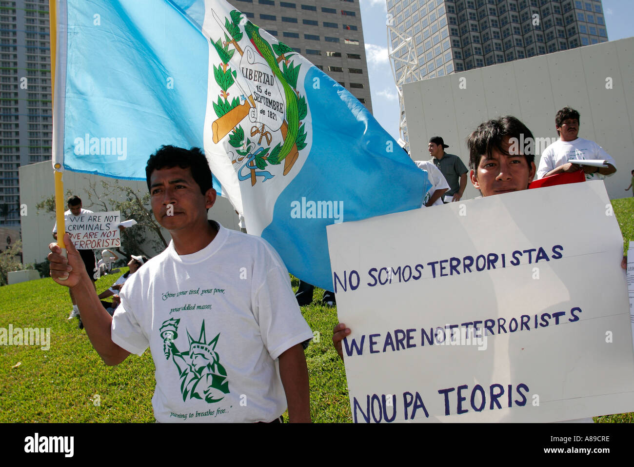 Miami Florida,Bayfront Park,immigré,s droits protestataires,hommes hispaniques,signe,nous ne sommes pas des terroristes,FL060228203 Banque D'Images