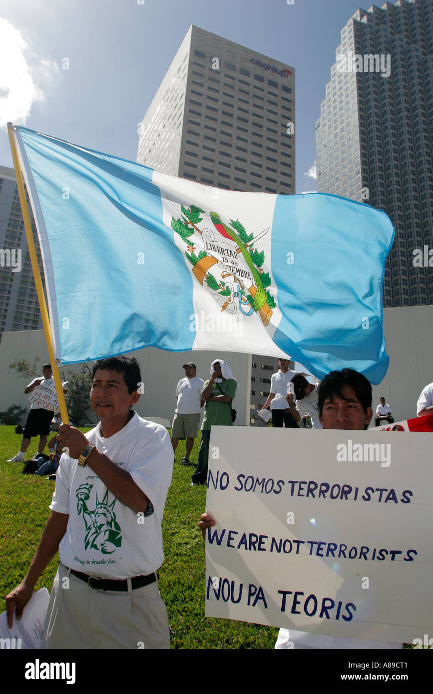 Miami Florida,Bayfront Park,immigrant,droits de protestation,hommes hispaniques,drapeau,signe,nous ne sommes pas des terroristes,FL060228204 Banque D'Images