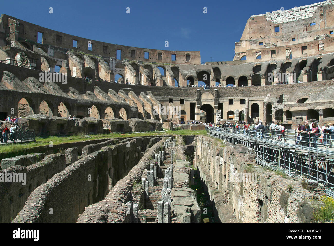 Intérieur du colisée avec touristes, Rome, Latium, Italie Banque D'Images