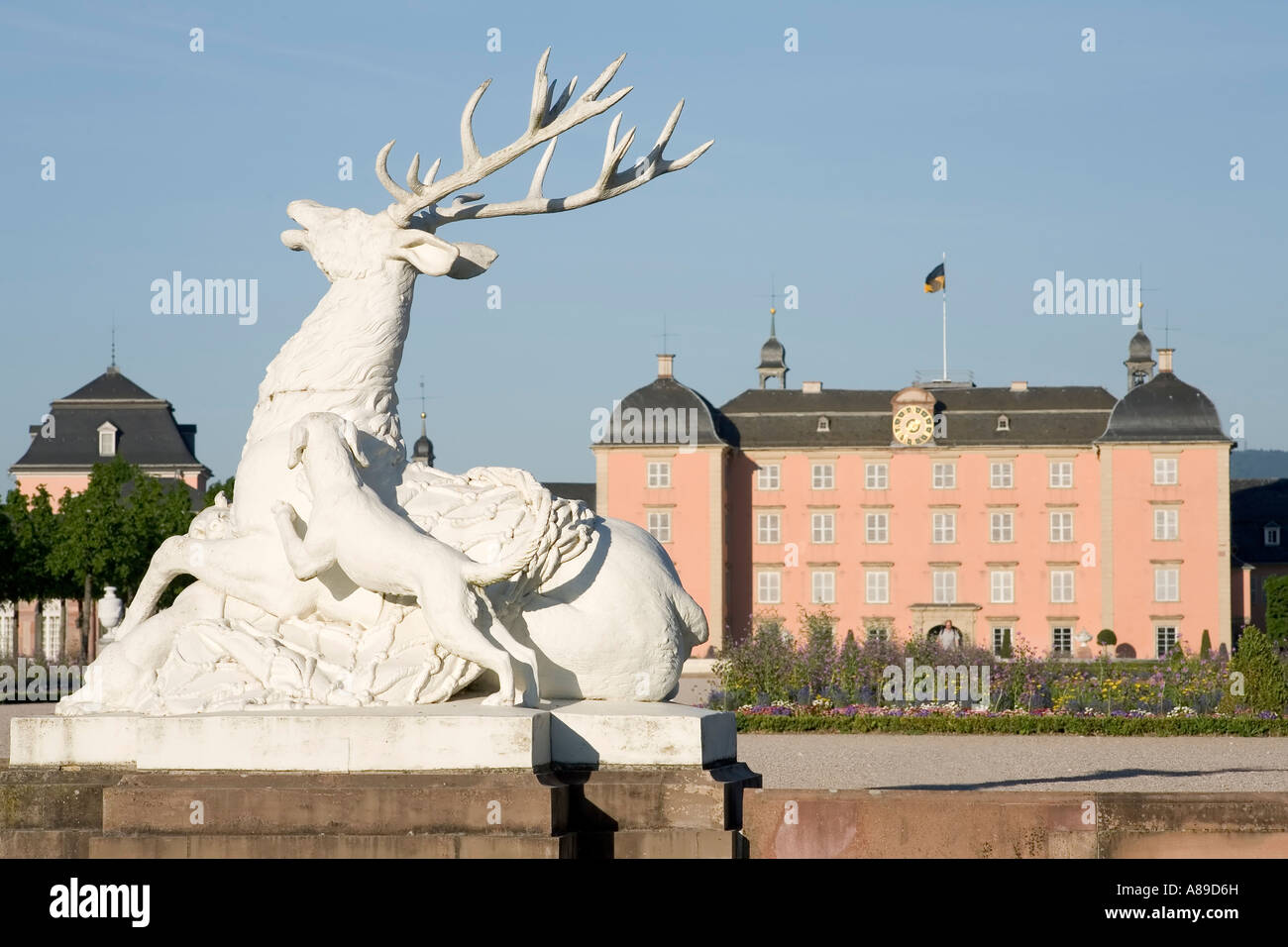 Sculpture de chasse, cerf et chien, jardins baroques, château de Schwetzingen, Bade-Wurtemberg, Allemagne Banque D'Images