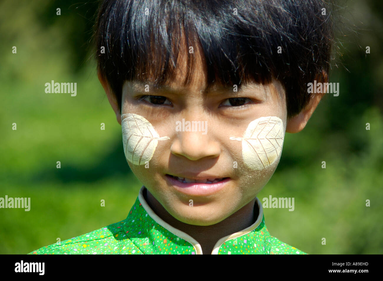 Friendly girl avec tanaka forme comme une feuille dans son visage la Birmanie Banque D'Images