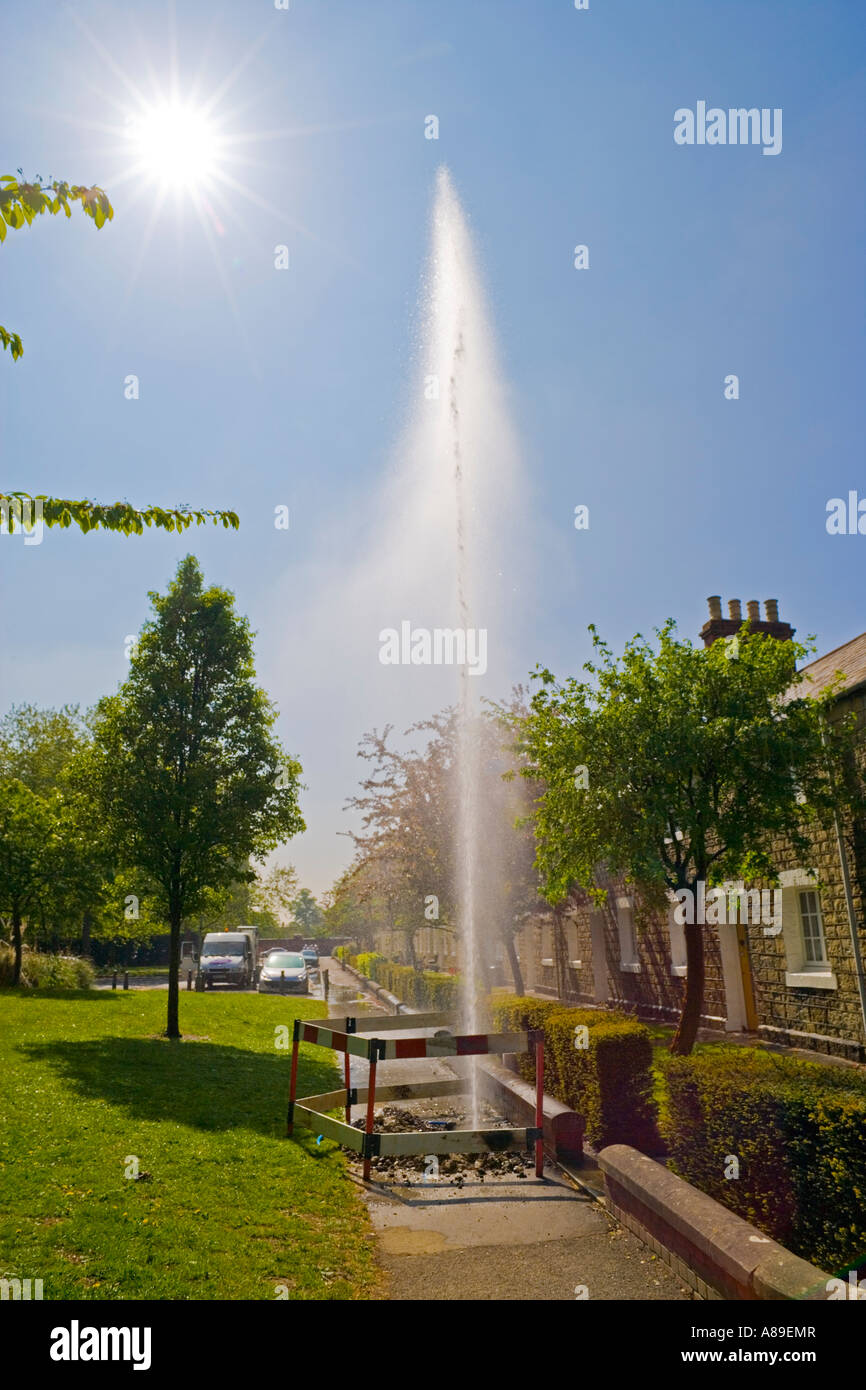 Burst aqueduc dans Great Western Railway village Swindon Mai 2007 JMH2883 Banque D'Images