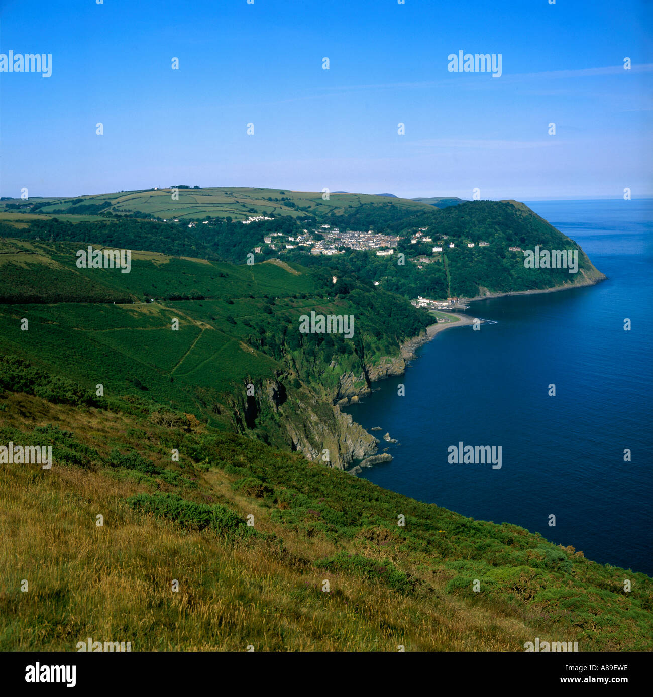 À l'ouest le long de la côte et beauty spot de Countisbury Hill vers Lynton et Lynmouth Devon, Angleterre Nord Harbour Banque D'Images