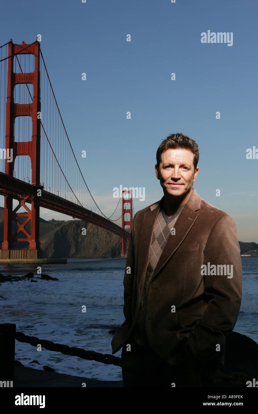 Homme mûr, debout près de la Golden Gate Bridge Banque D'Images