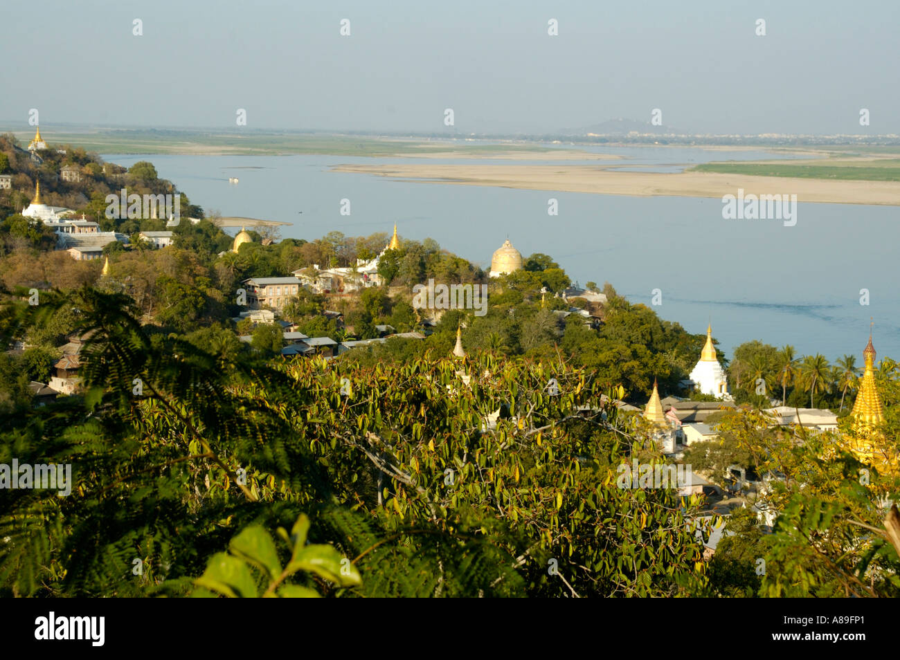 Vue sur les monastères et stupas de la rivière Ayeyarwady avec Rhône-Alpes à partir de Shin Borne Nan Kain Mandalay Birmanie Stupa Banque D'Images