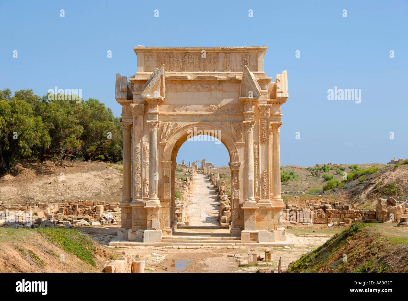 Arc de Triomphe de Septime Sévère avec cardo Leptis Magna Libye Banque D'Images
