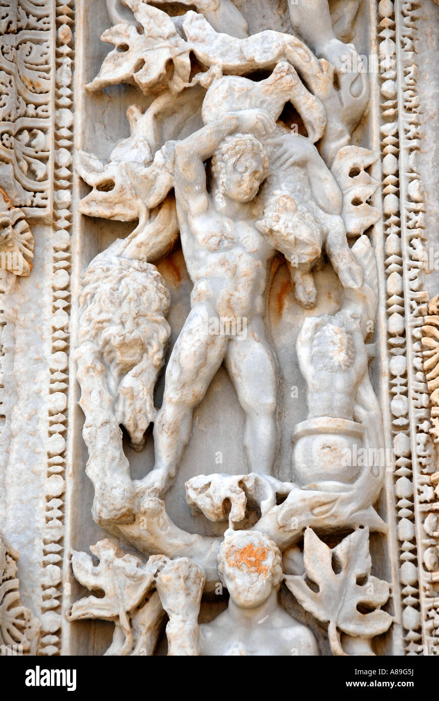 Sculpté à la colonne de secours Fine Dynastie Hercules basilique Leptis Magna Libye Banque D'Images