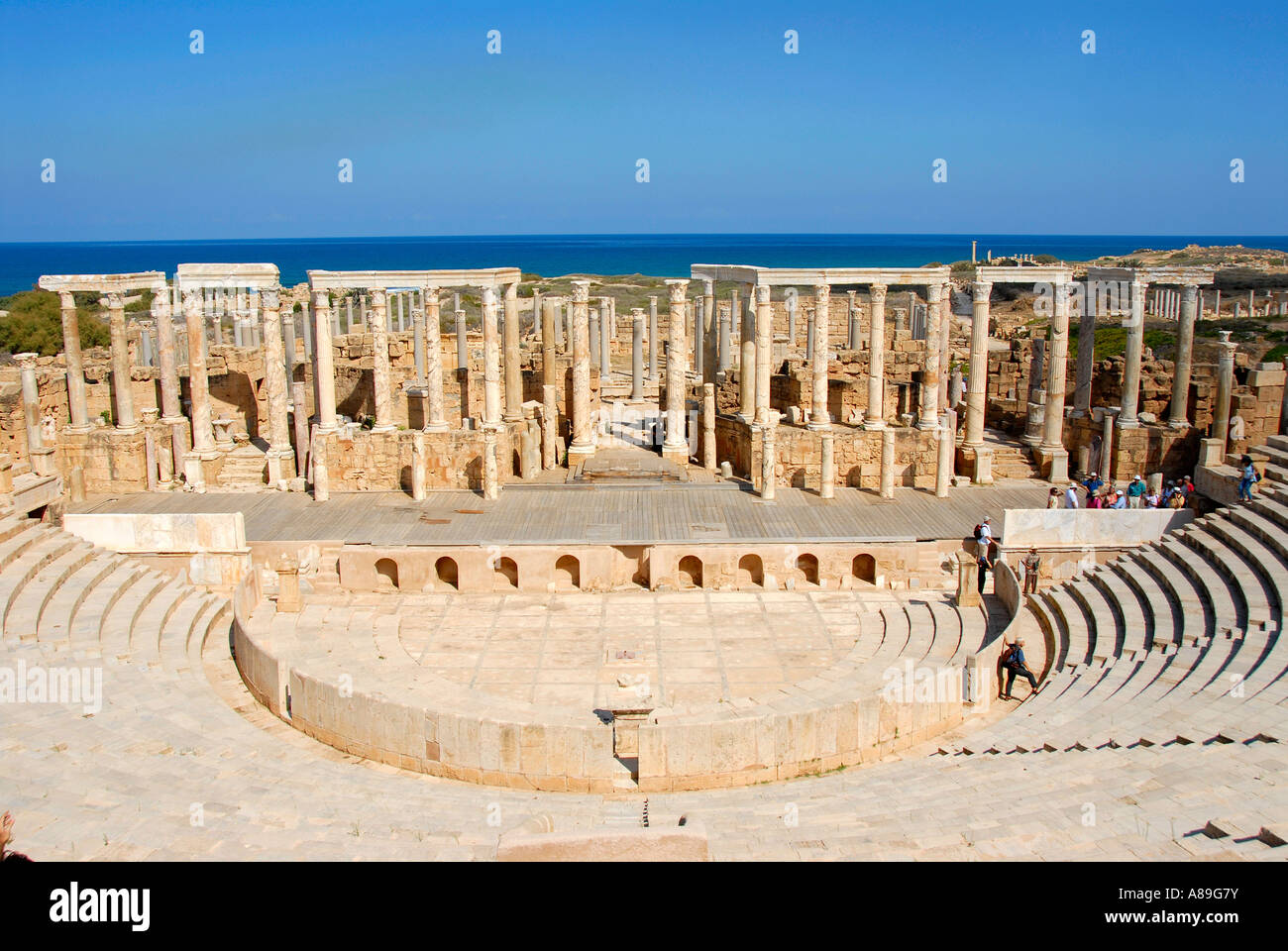 Tribune et scène avec de nombreux piliers théâtre Romain Leptis Magna Libye Banque D'Images