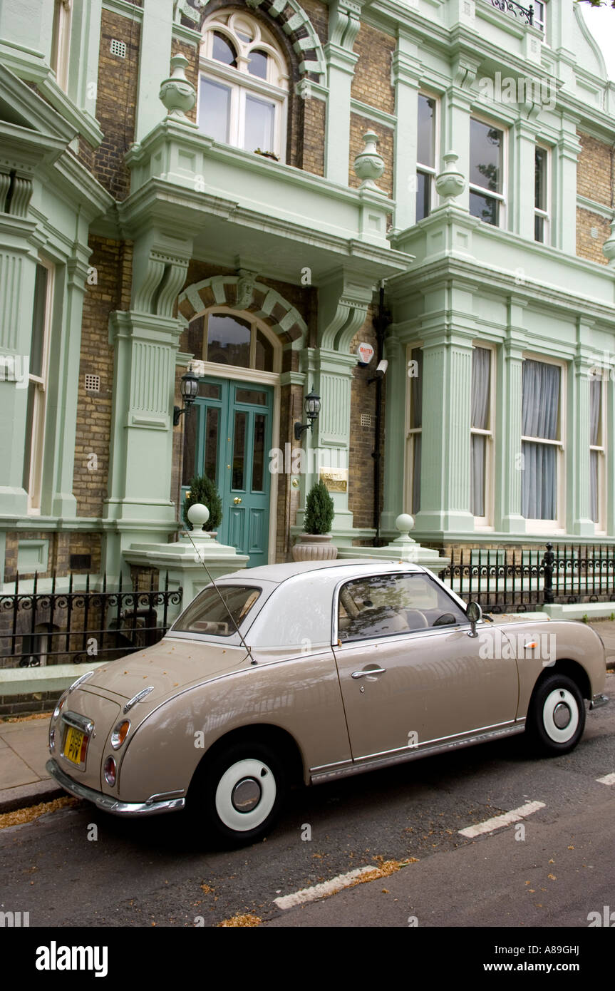 Vintage voiture garée devant un bâtiment édouardien Banque D'Images