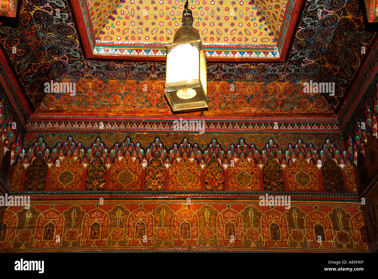 Belles peintures au plafond en bois avec lampe : Palais de la Bahia Marrakech Maroc Banque D'Images
