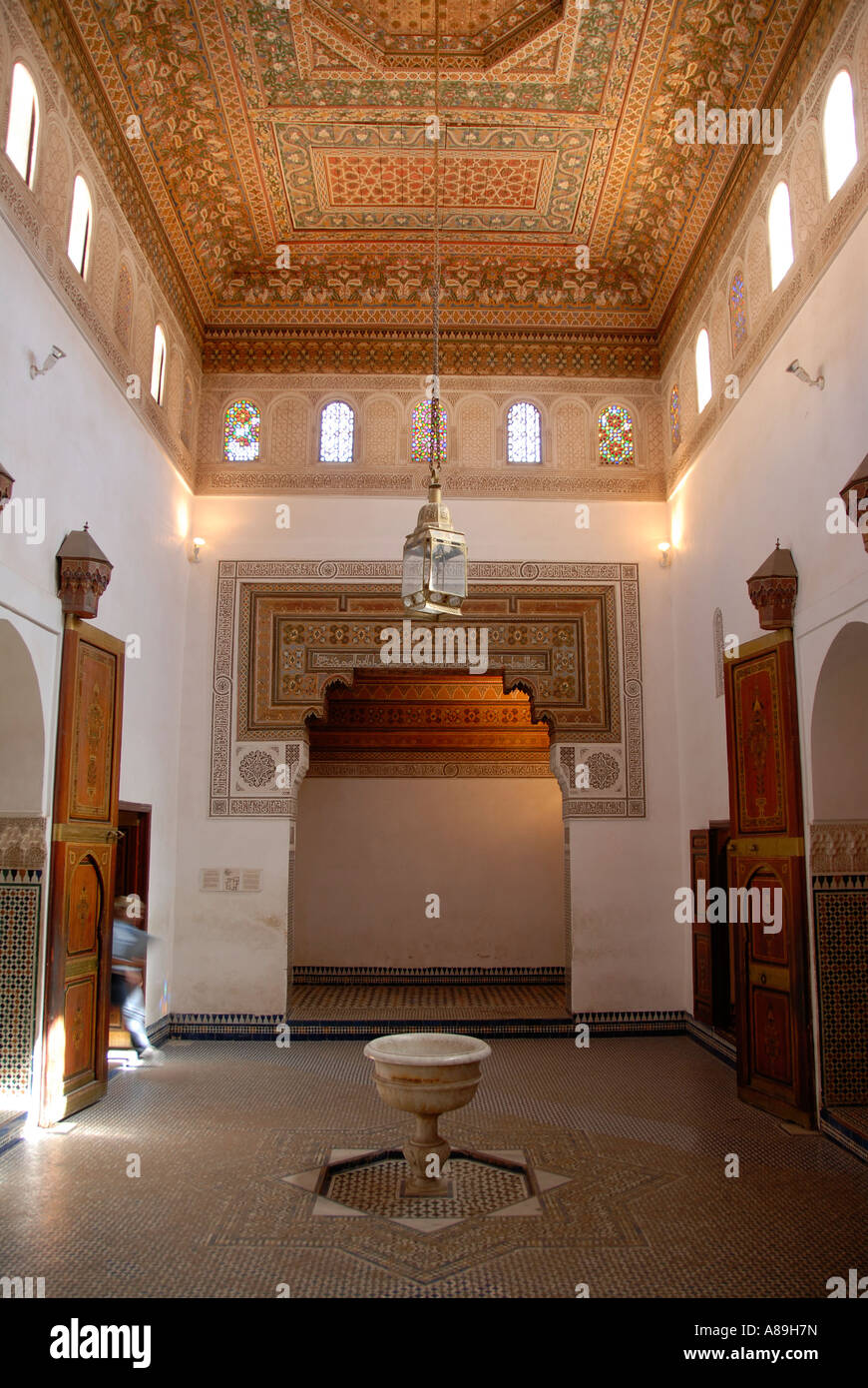 Très bien conçu peintures intérieures oriental au plafond en bois, Palais de la Bahia Marrakech Maroc Banque D'Images