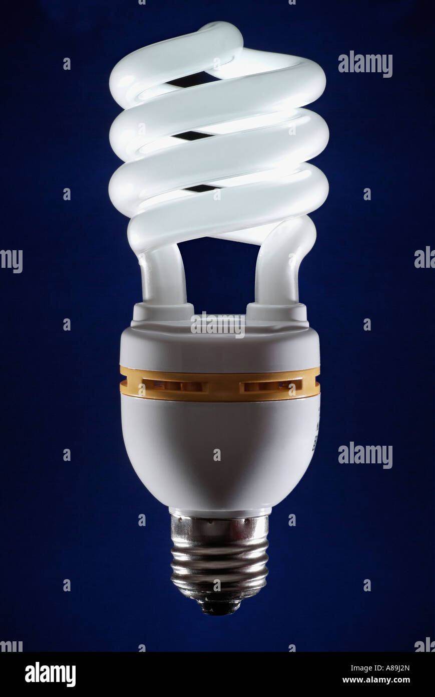 Ampoule à économie d'énergie une alternative respectueuse de l'environnement aux ampoules traditionnelles Banque D'Images