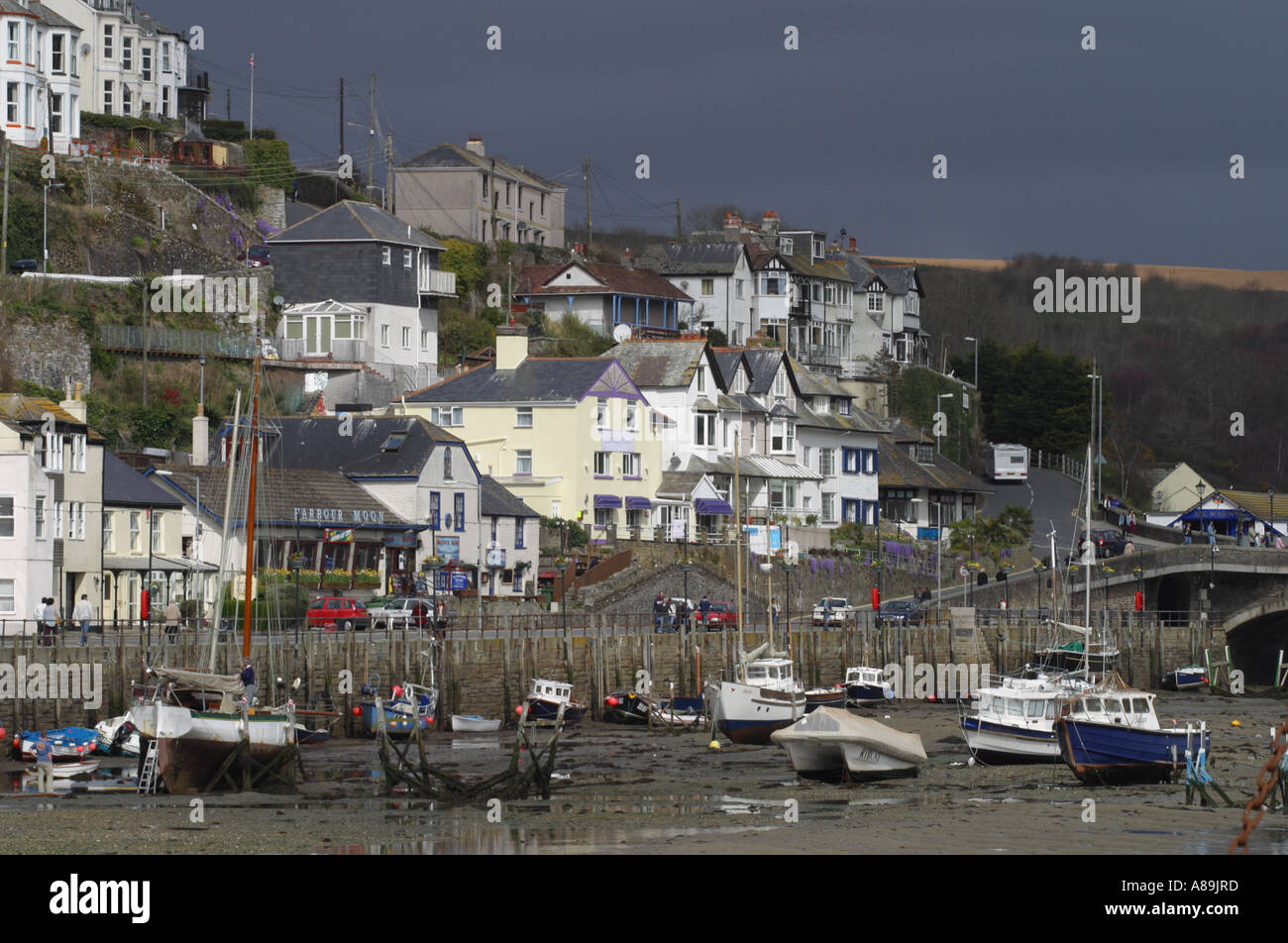 West Looe Cornwall Harbour et la rivière Looe à marée basse avec ciel nuage orageux Banque D'Images