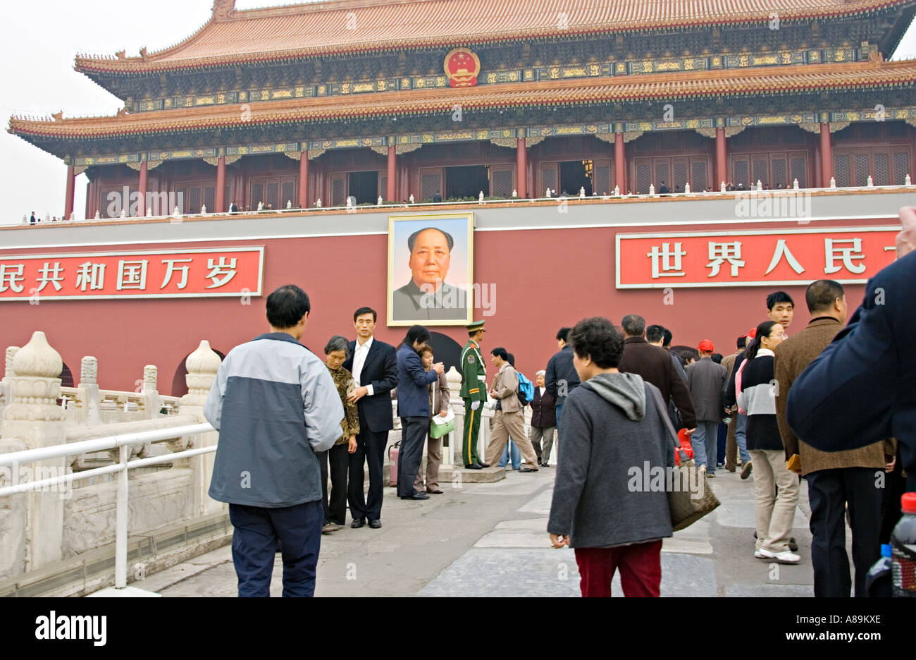 Chine Pékin des couples Chinois posent pour avoir leurs photos sont en face de l'immense portrait de Mao Banque D'Images