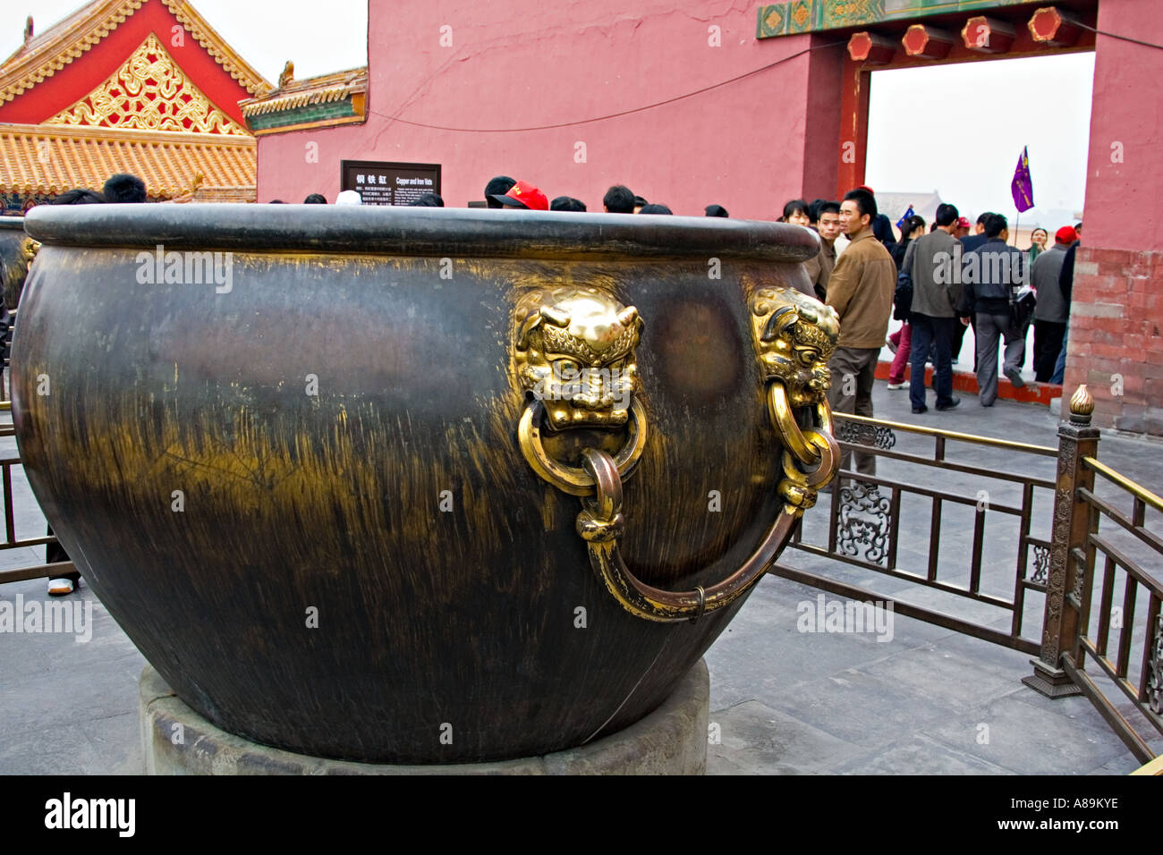 Chine Pékin d'énormes pots en cuivre rempli d'eau ont été placées autour de la Cité interdite en cas d'incendie Banque D'Images