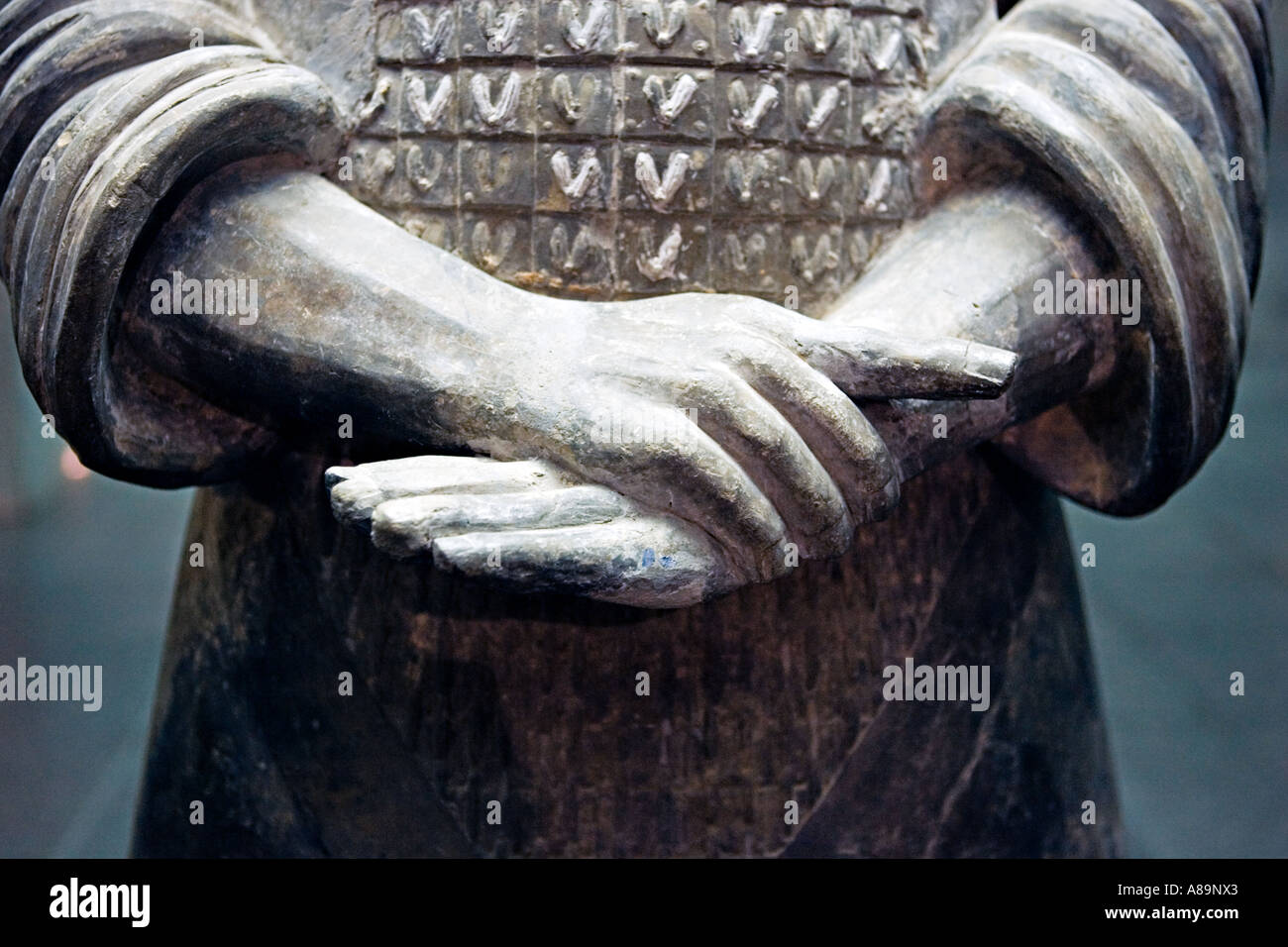 Chine XI un détail des mains et ongles chain mail armure de terre cuite à l'armée de guerriers en terre cuite Museum Banque D'Images