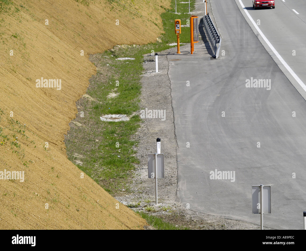 Bande d'arrêt d'urgence sur l'autoroute, la pente avec fixation nette de jute Banque D'Images