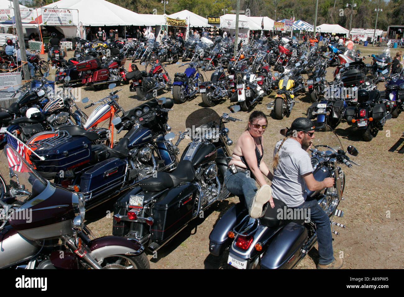 Daytona Beach Florida US 1 Bike week motos moto evenement celebration annuel riders proprietaires Boot Hill Saloon vendeurs vendeurs stalles Photo Stock Alamy
