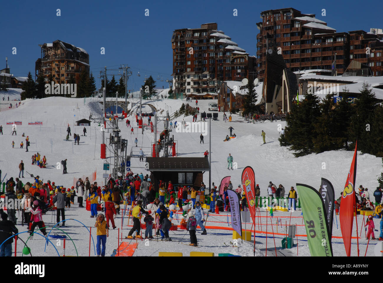 Appartement immeuble en hiver Ski Avoriaz ville artificielle pour le tourisme de ski Savoie Alpes France Banque D'Images
