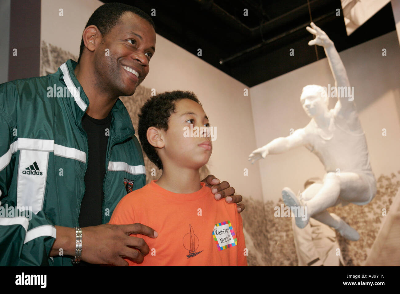 Birmingham Alabama, Alabama Sports Hall of Fame, collection d'expositions, Black Pather, papa, son, ancien joueur de basket-ball de l'UAB Steve Mitchell, visiteurs t Banque D'Images