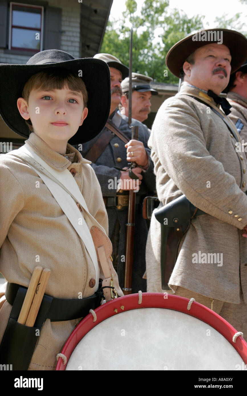 Alabama Marbury,Confederate Memorial Park,Guerre civile,réacteur,repromulgue,jeu de rôle,acte,costume,militaire,soldat,garçon garçons lad lads mâle enfant enfants enfant chi Banque D'Images