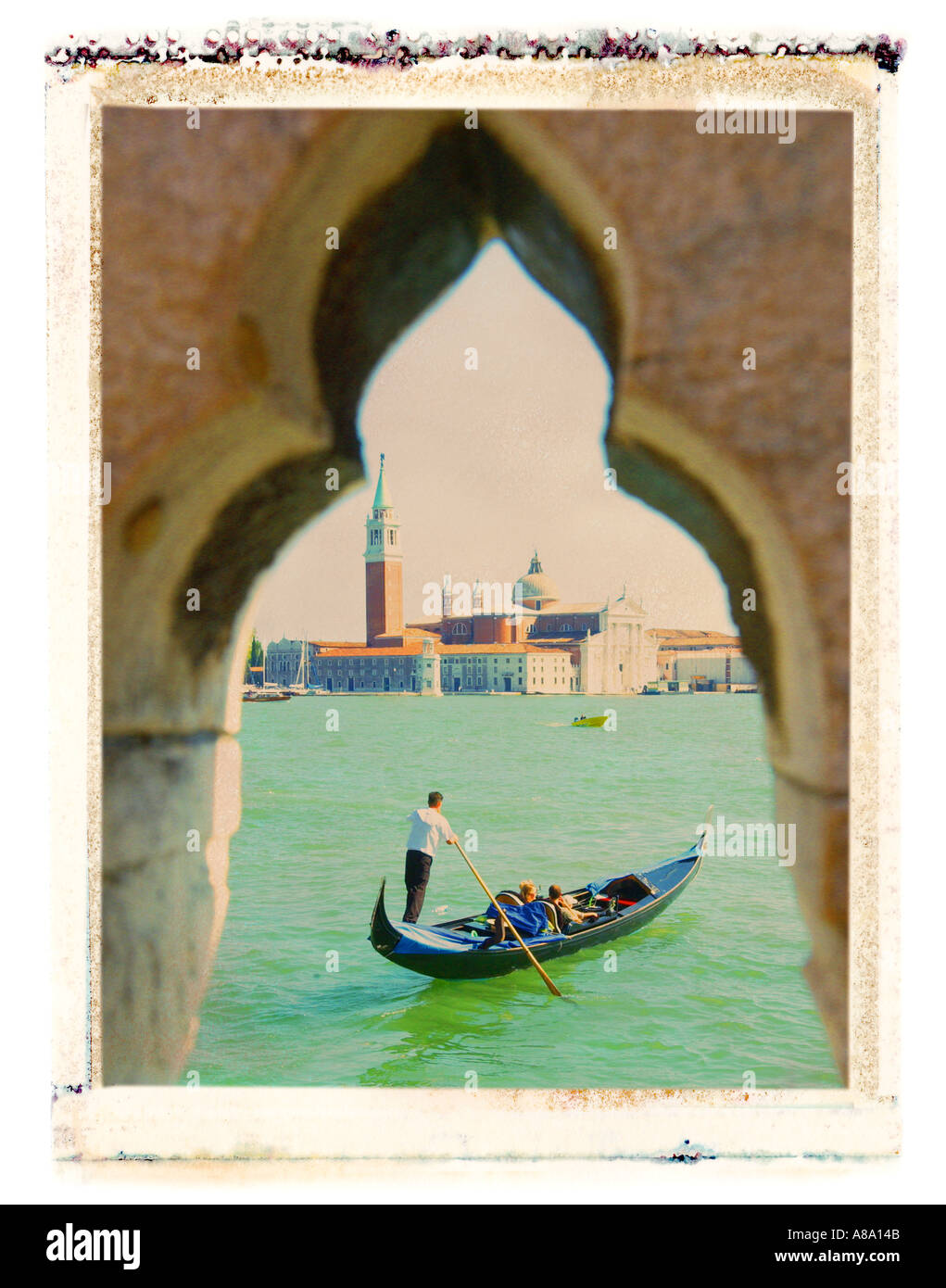 Encadrée par une arche en gondole avec San Giorgio Maggiore dans la distance Venise Italie Banque D'Images