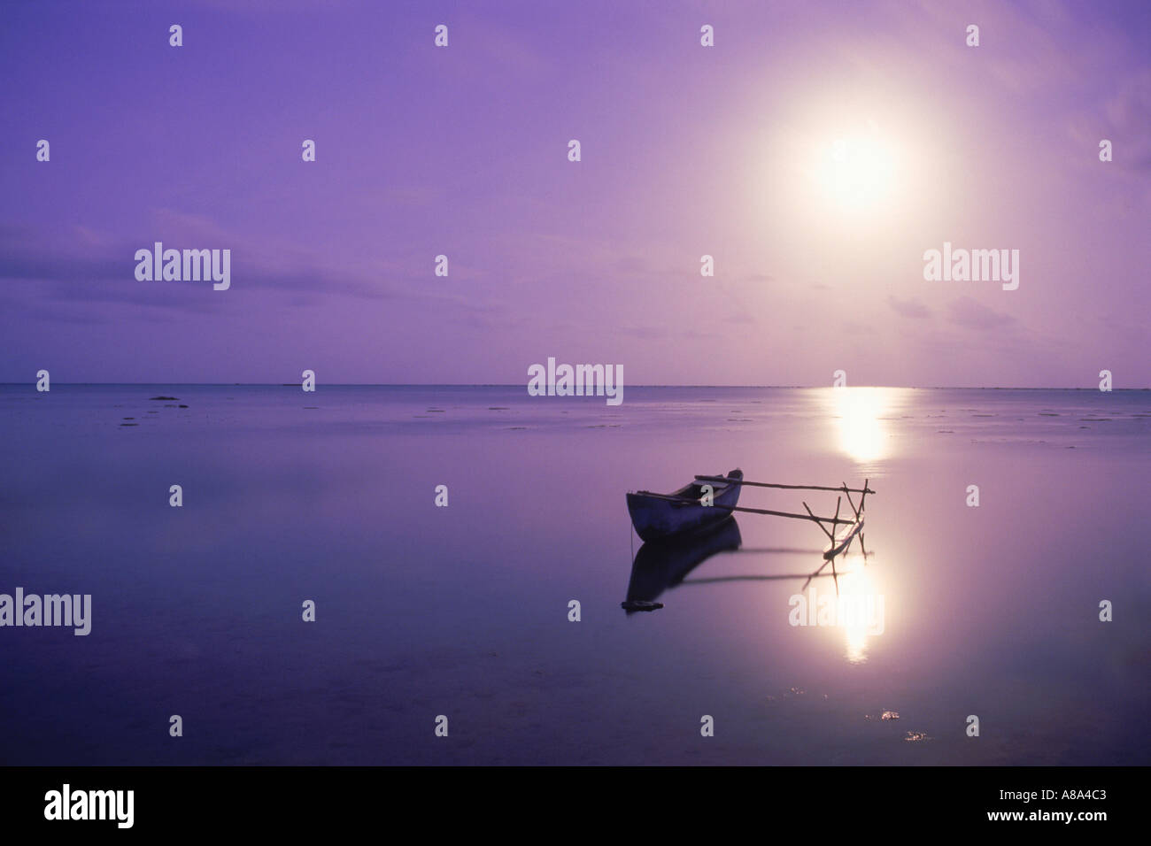Outrigger en lagon à Aitutaki Island sous la pleine lune dans le Pacifique Sud Banque D'Images