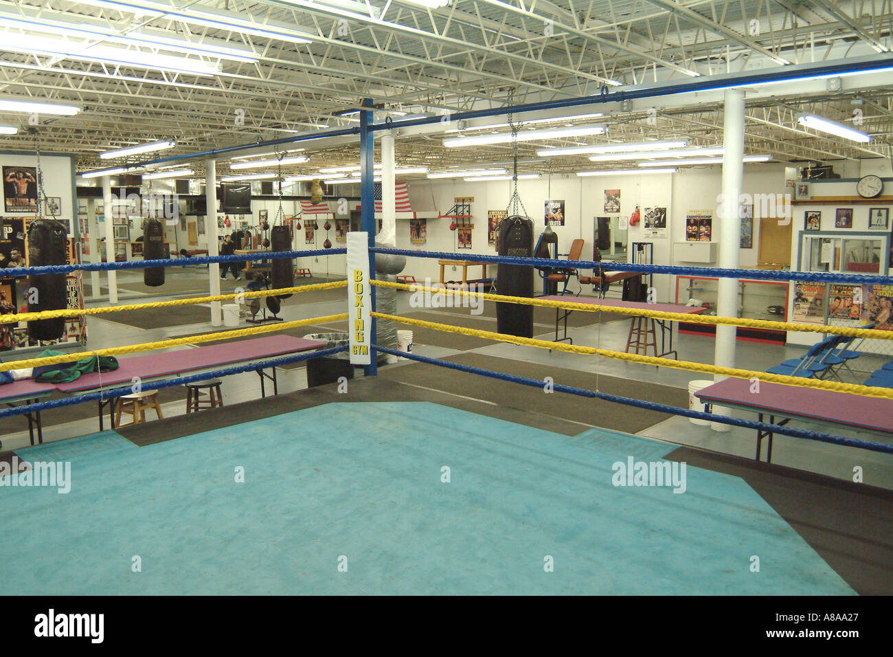 Ring de boxe vide In Gym Banque D'Images