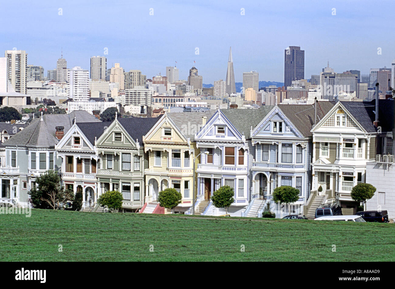 Carte postale "row", une rangée de maisons victoriennes aussi connu sous le nom de belles dames dans la région de Alamo Square dans la banlieue de San Francisco. Banque D'Images