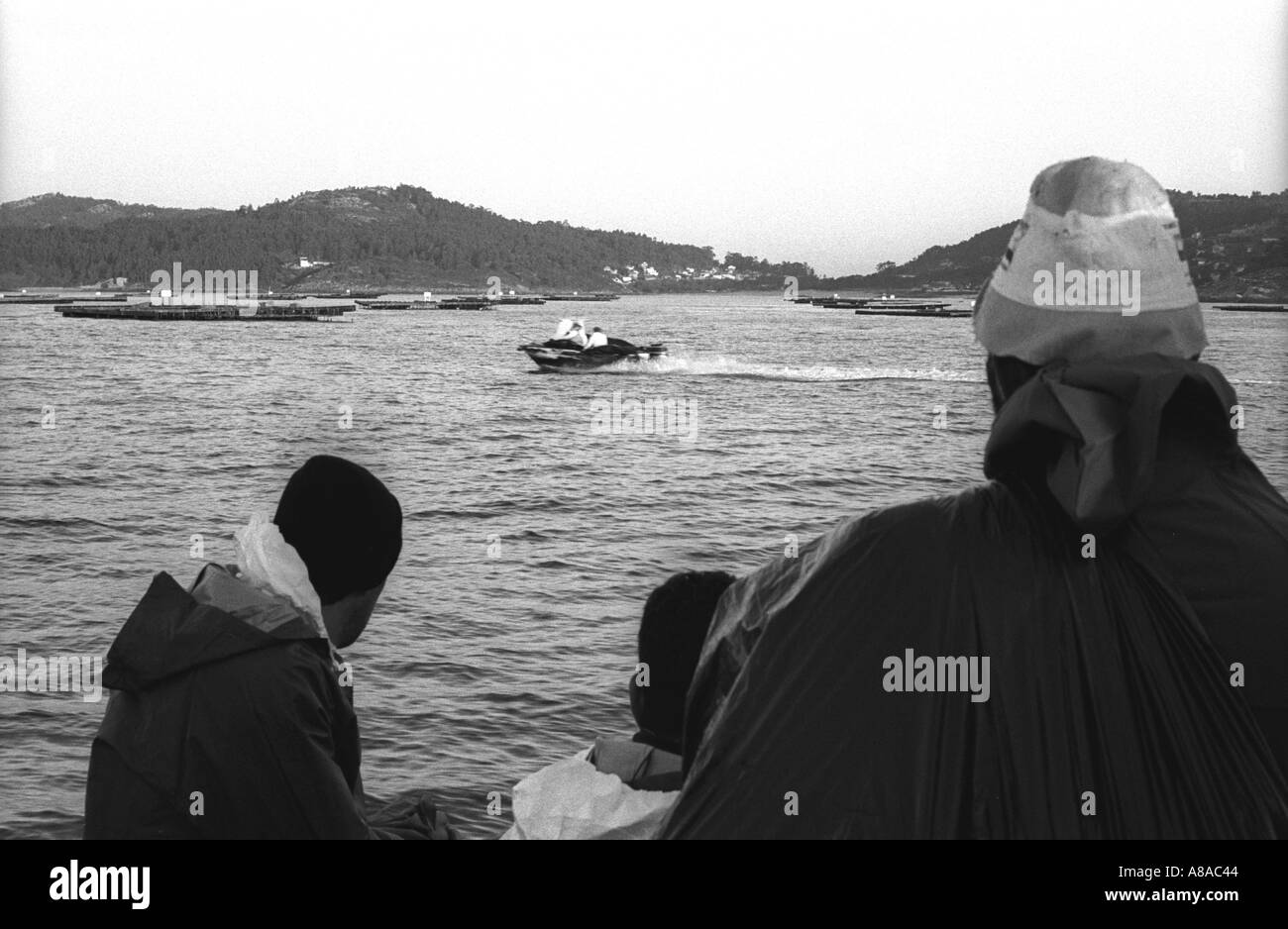 PRESTIGE Pêcheurs voyageant à l'emplacement des plages contaminées Ria de Vigo Galice Espagne Europe Banque D'Images
