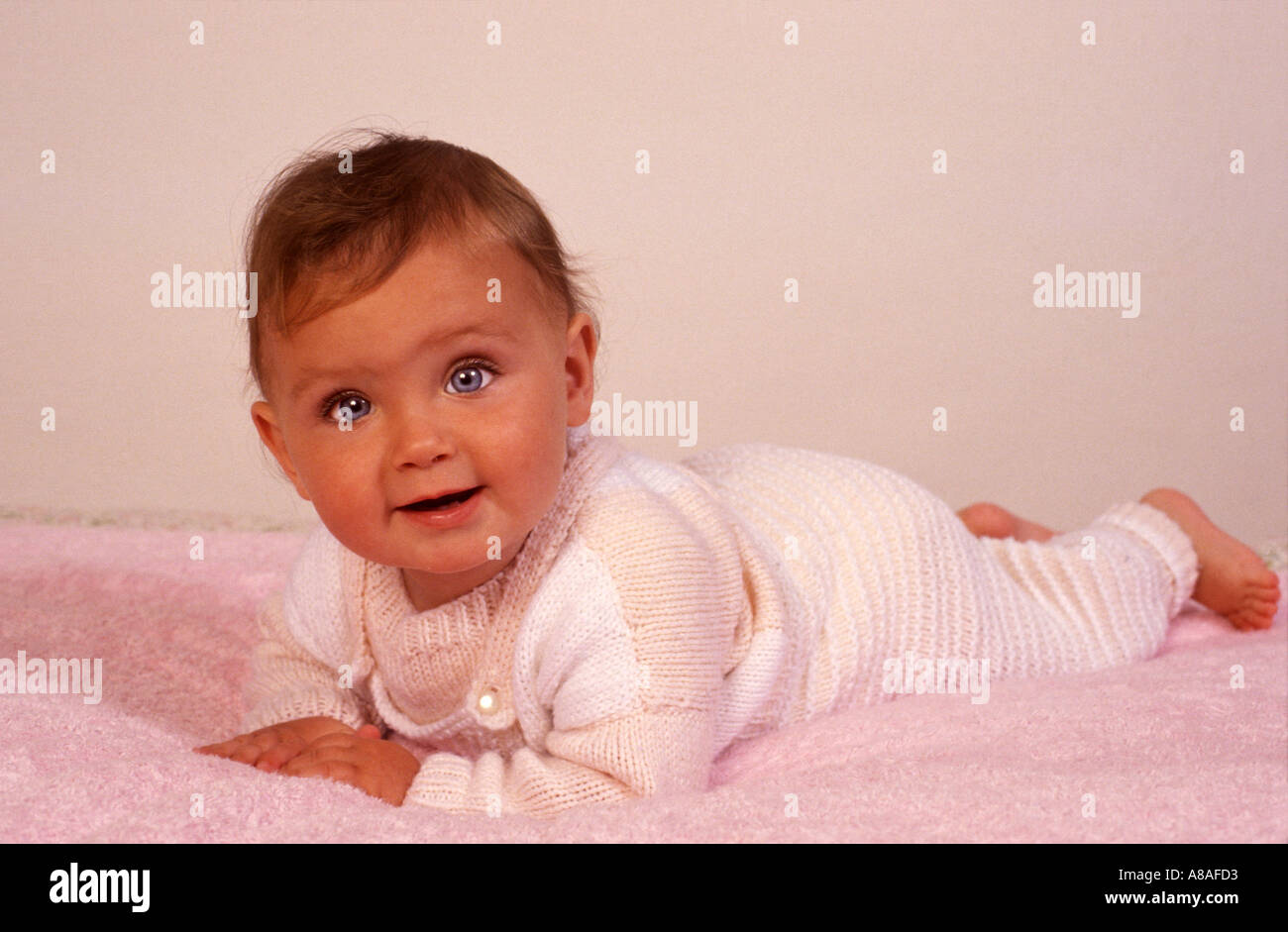 8 Mois Bebe Fille Sur Une Serviette Rose Photo Stock Alamy 8 Mois Bebe Fille Sur Une Serviette Rose Photo Stock Alamy
