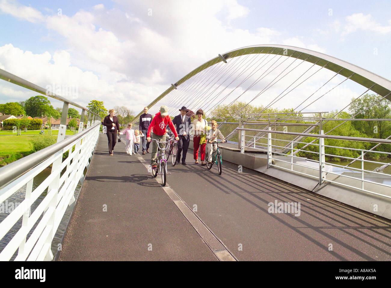 Piétons et cyclistes sur le Millennium Bridge qui traversait la rivière Ouse à York. North Yorkshire, Royaume-Uni. Banque D'Images